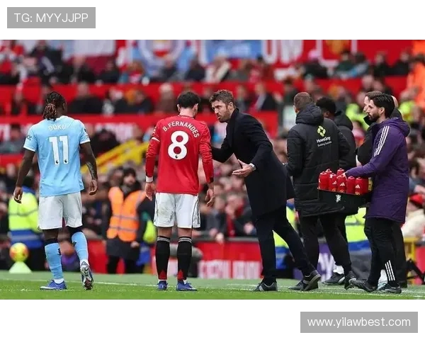 曼城与曼联激战正酣比分揭晓引发球迷热议与期待